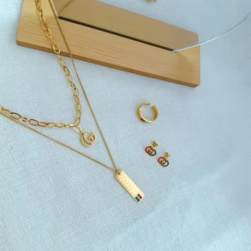 Chic Gold Necklace with Pendant